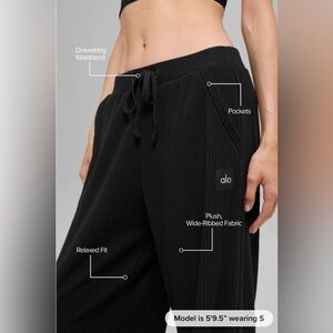 ALO Yoga Women's Black Wide-Ribbed Joggers
